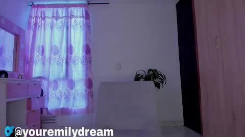 Snapshot of little_emilyd chatting on February 9, 4:33 pm Emily online show from February 9, 4:33 pm