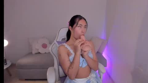 Snapshot of little_xioo chatting on November 4, 3:33 pm Xiom online show from November 4, 3:33 pm