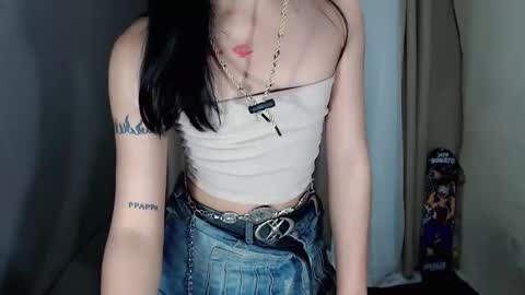 littlelace_ online show from April 6, 4:46 am
