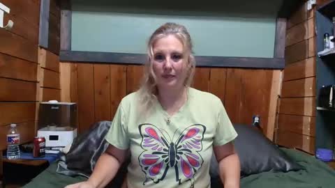 Snapshot of littlelisa1 chatting on April 17, 4:10 pm lisanixs online show from April 17, 4:10 pm