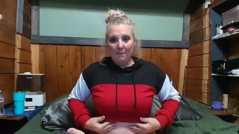 Snapshot of littlelisa1 chatting on April 19, 2:33 am lisanixs online show from April 19, 2:33 am