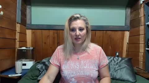 Snapshot of littlelisa1 chatting on April 25, 4:15 pm lisanixs online show from April 25, 4:15 pm