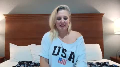 Snapshot of littlelisa1 chatting on April 28, 2:27 am lisanixs online show from April 28, 2:27 am