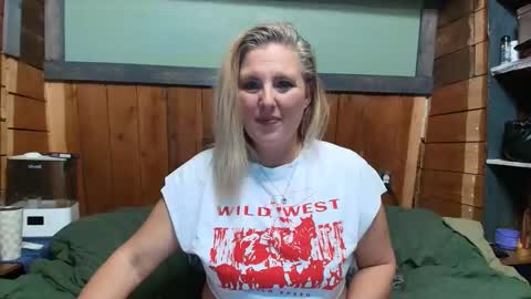 Snapshot of littlelisa1 chatting on April 29, 1:43 am lisanixs online show from April 29, 1:43 am