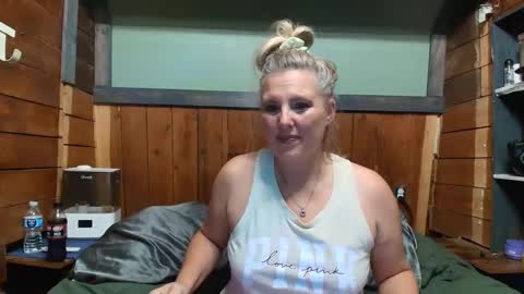 Snapshot of littlelisa1 chatting on April 30, 9:08 pm lisanixs online show from April 30, 9:08 pm