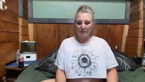 Snapshot of littlelisa1 chatting on May 16, 2:30 am lisanixs online show from May 16, 2:30 am