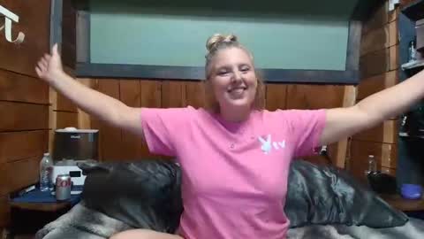 Snapshot of littlelisa1 chatting on May 17, 2:42 am lisanixs online show from May 17, 2:42 am