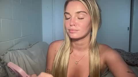 Snapshot of littlemaryjane19 chatting on February 19, 11:57 pm Marciabrady online show from February 19, 11:57 pm