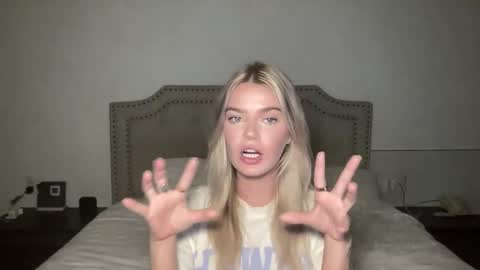 Snapshot of littlemaryjane19 chatting on November 19, 10:48 am Marciabrady online show from November 19, 10:48 am