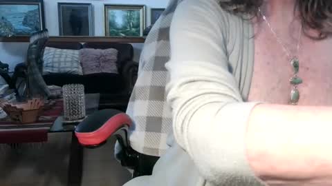 Snapshot of littlepistol chatting on October 15, 4:29 pm Miss D Shows Mon Wed Fri online show from October 15, 4:29 pm