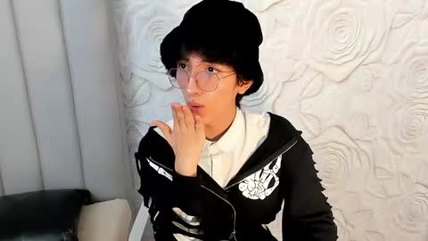 Snapshot of littleprince_ chatting on May 12, 6:21 am PRINCE online show from May 12, 6:21 am