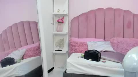 Snapshot of littlesofii chatting on October 20, 10:21 pm sofii online show from October 20, 10:21 pm