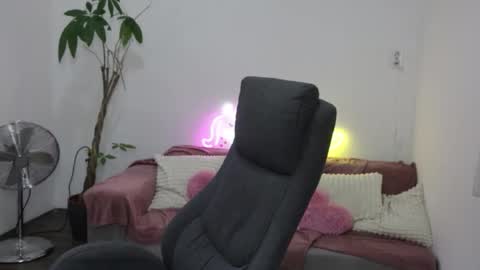 Snapshot of littlestellaspark chatting on September 24, 6:17 am littlestellaspark online show from September 24, 6:17 am