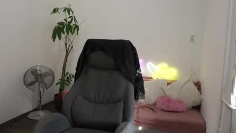 Snapshot of littlestellaspark chatting on October 30, 11:11 am littlestellaspark online show from October 30, 11:11 am