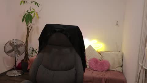 Snapshot of littlestellaspark chatting on November 23, 6:19 pm littlestellaspark online show from November 23, 6:19 pm