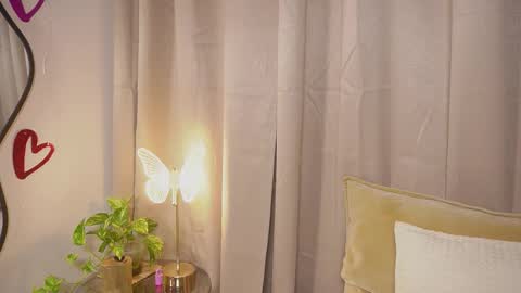 littletammy_ online show from March 8, 4:55 pm