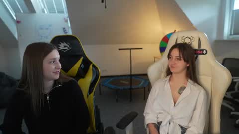 Snapshot of livehub054 chatting on June 10, 10:14 am Sheryl online show from June 10, 10:14 am