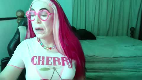Snapshot of lizicherystrawbery chatting on April 6, 8:04 am Lizi Chery Strawbery online show from April 6, 8:04 am