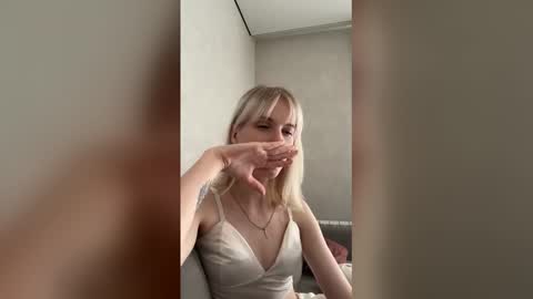 Snapshot of lizycrown chatting on August 1, 7:07 am Lizzy online show from August 1, 7:07 am