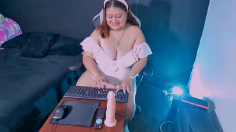 Snapshot of lizz_milf chatting on September 15, 2:17 pm lizz_milf online show from September 15, 2:17 pm
