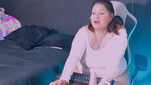 Snapshot of lizz_milf chatting on September 16, 4:02 am lizz_milf online show from September 16, 4:02 am