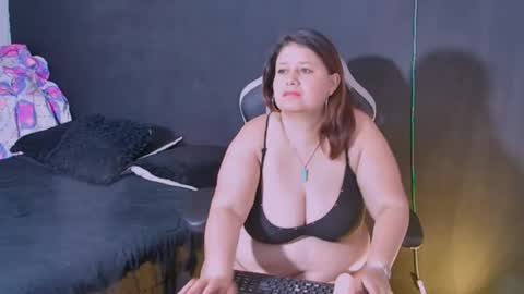 Snapshot of lizz_milf chatting on September 18, 2:13 am lizz_milf online show from September 18, 2:13 am