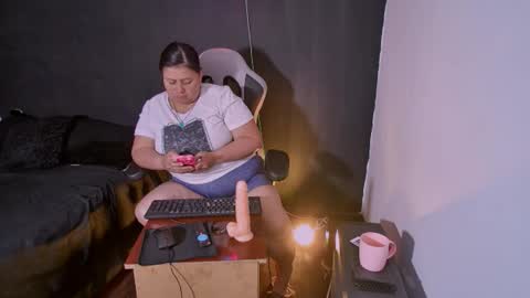 Snapshot of lizz_milf chatting on September 18, 6:54 pm lizz_milf online show from September 18, 6:54 pm