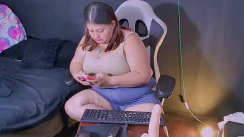 Snapshot of lizz_milf chatting on September 19, 6:59 am lizz_milf online show from September 19, 6:59 am
