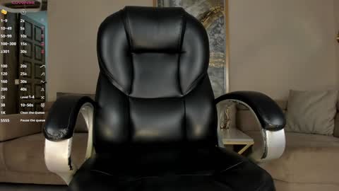 Snapshot of lizzhamilton_ chatting on February 4, 4:37 am Lizzi online show from February 4, 4:37 am