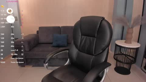 Snapshot of lizzhamilton_ chatting on March 2, 12:09 am Lizzi online show from March 2, 12:09 am