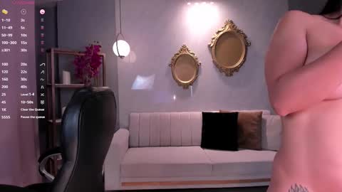 Snapshot of lizzhamilton_ chatting on October 23, 9:13 pm Lizzi online show from October 23, 9:13 pm