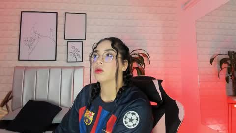 Snapshot of lizzie_evans chatting on February 18, 12:01 pm Lizzie online show from February 18, 12:01 pm