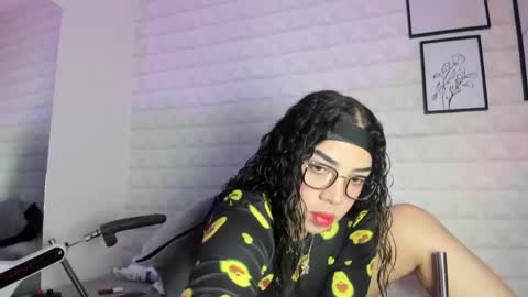 Snapshot of lizzie_evans chatting on May 20, 12:00 pm Lizzie online show from May 20, 12:00 pm