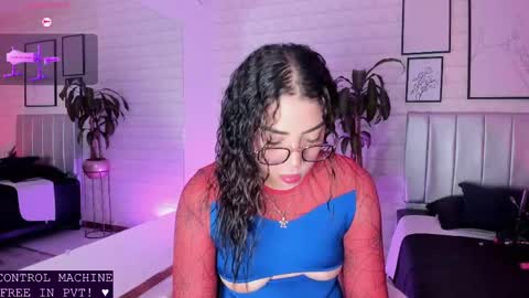 Snapshot of lizzie_evans chatting on May 28, 12:02 pm Lizzie online show from May 28, 12:02 pm