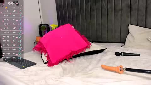 Snapshot of lizzy_pink3 chatting on December 14, 10:13 am independent model online show from December 14, 10:13 am