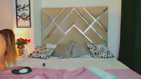 Snapshot of lizzymontana chatting on January 9, 2:58 am Liz online show from January 9, 2:58 am