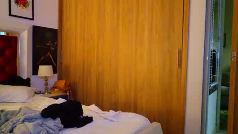 Snapshot of lizzymontana chatting on February 12, 11:49 am Liz online show from February 12, 11:49 am