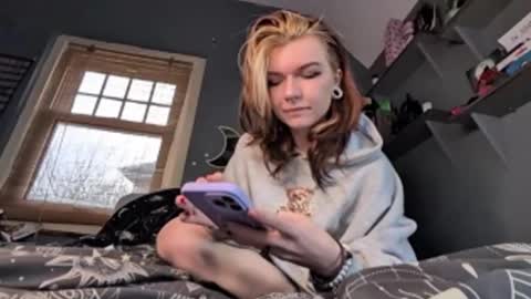 Snapshot of lizzyylovesick chatting on December 4, 2:04 pm lizzybunny online show from December 4, 2:04 pm