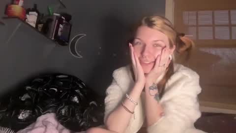 Snapshot of lizzyylovesick chatting on January 17, 4:47 pm lizzybunny online show from January 17, 4:47 pm