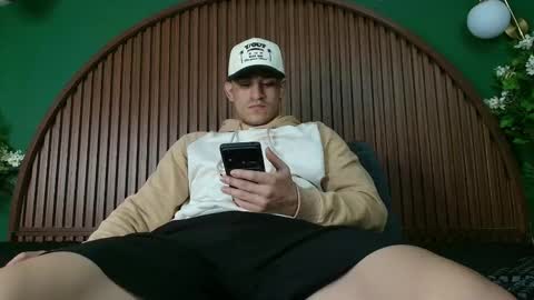 logan_griffin online show from December 17, 5:02 am