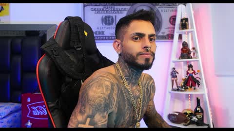 logan_hugh8 online show from January 28, 4:30 pm