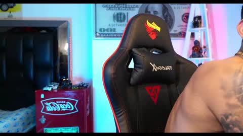 logan_hugh8 online show from February 26, 6:15 am