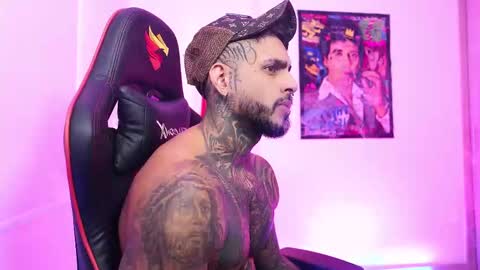 logan_hugh8 online show from October 16, 6:53 pm