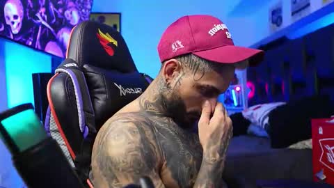 logan_hugh8 online show from February 4, 1:28 pm