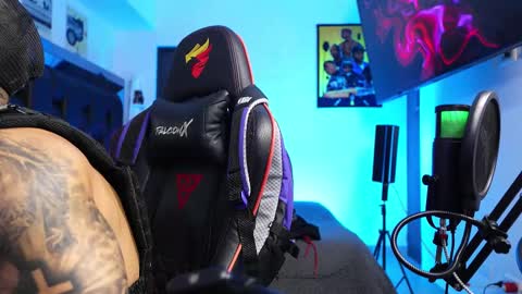 logan_hugh8 online show from February 21, 12:00 am