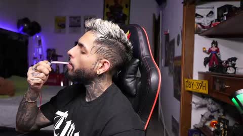 logan_hugh8 online show from April 9, 6:19 am