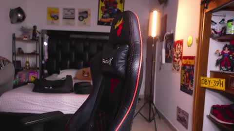 logan_hugh8 online show from July 7, 11:42 pm