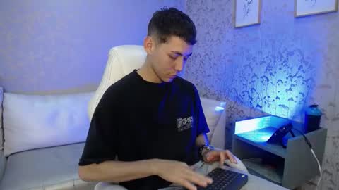 Loganfoster  online show from December 13, 8:36 pm