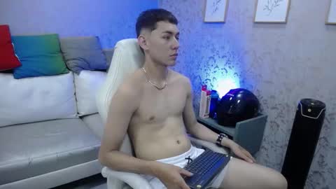 Loganfoster  online show from December 18, 8:26 pm