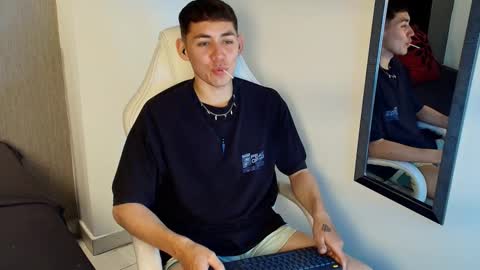 Loganfoster  online show from January 7, 9:28 pm